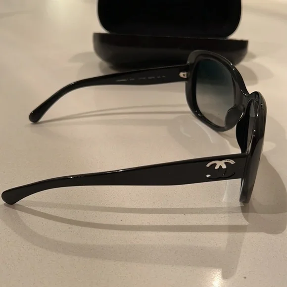 Chanel sunglasses. With box and case. - Picture 5 of 8